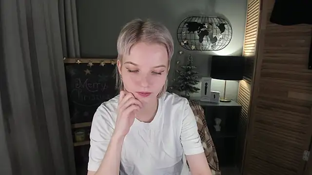 Snapshot of Madelaineses chatting on 01-07-26, 08:50 Madelaineses online show from 01-07-26, 08:50