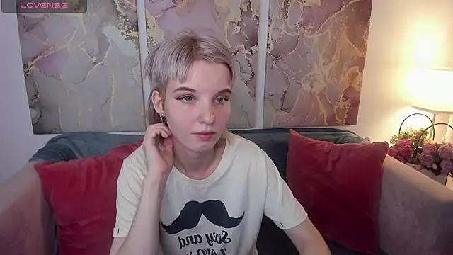 Snapshot of Madelaineses chatting on 01-11-26, 09:14 Madelaineses online show from 01-11-26, 09:14