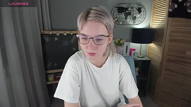 Snapshot of Madelaineses chatting on 01-13-26, 09:25 Madelaineses online show from 01-13-26, 09:25