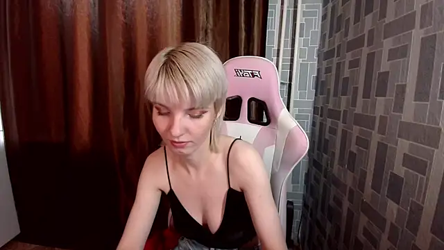 Snapshot of Madelaineses chatting on 02-07-26, 03:54 Madelaineses online show from 02-07-26, 03:54