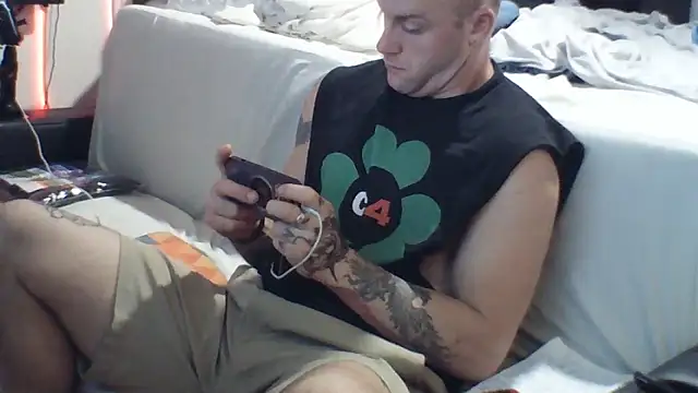 Snapshot of Luv2SuckBWC92 chatting on 09-14-25, 01:38 Luv2SuckBWC92 online show from 09-14-25, 01:38