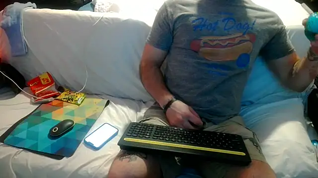 Snapshot of Luv2SuckBWC92 chatting on 09-18-25, 04:03 Luv2SuckBWC92 online show from 09-18-25, 04:03