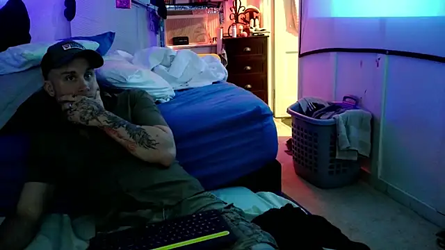 Snapshot of Luv2SuckBWC92 chatting on 09-23-25, 02:03 Luv2SuckBWC92 online show from 09-23-25, 02:03