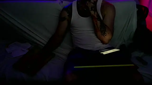 Snapshot of Luv2SuckBWC92 chatting on 09-25-25, 08:40 Luv2SuckBWC92 online show from 09-25-25, 08:40