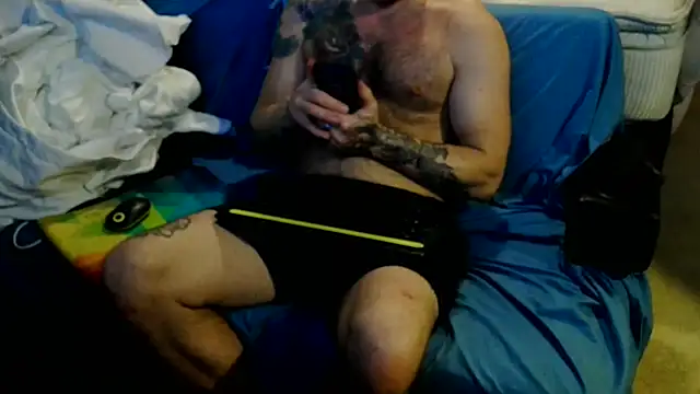 Snapshot of Luv2SuckBWC92 chatting on 10-14-25, 06:47 Luv2SuckBWC92 online show from 10-14-25, 06:47