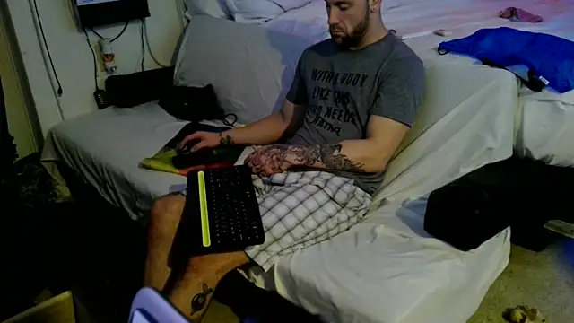 Snapshot of Luv2SuckBWC92 chatting on 10-19-25, 03:40 Luv2SuckBWC92 online show from 10-19-25, 03:40