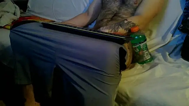 Snapshot of Luv2SuckBWC92 chatting on 10-20-25, 10:43 Luv2SuckBWC92 online show from 10-20-25, 10:43