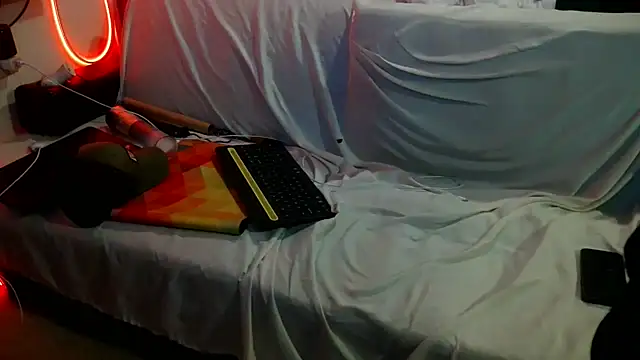 Snapshot of Luv2SuckBWC92 chatting on 10-25-25, 05:15 Luv2SuckBWC92 online show from 10-25-25, 05:15