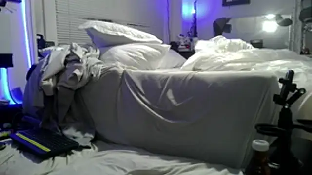 Snapshot of Luv2SuckBWC92 chatting on 11-06-25, 11:26 Luv2SuckBWC92 online show from 11-06-25, 11:26