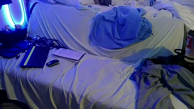 Snapshot of Luv2SuckBWC92 chatting on 11-08-25, 09:42 Luv2SuckBWC92 online show from 11-08-25, 09:42