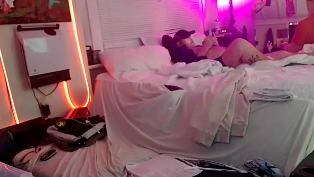 Snapshot of Luv2SuckBWC92 chatting on 11-12-25, 08:15 Luv2SuckBWC92 online show from 11-12-25, 08:15