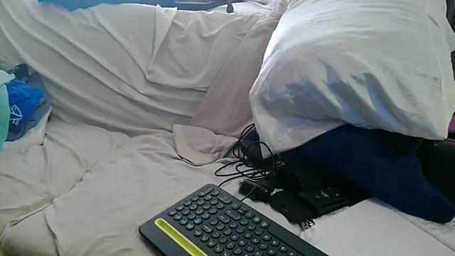 Snapshot of Luv2SuckBWC92 chatting on 11-13-25, 07:13 Luv2SuckBWC92 online show from 11-13-25, 07:13