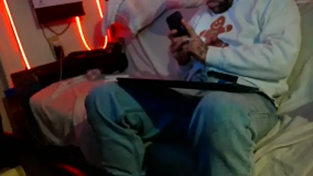 Snapshot of Luv2SuckBWC92 chatting on 11-15-25, 08:22 Luv2SuckBWC92 online show from 11-15-25, 08:22