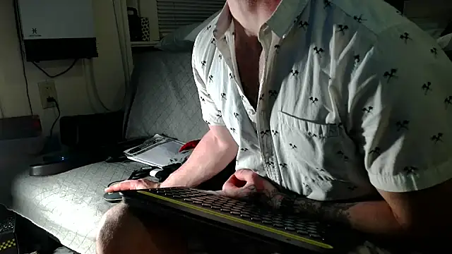 Snapshot of Luv2SuckBWC92 chatting on 11-23-25, 05:18 Luv2SuckBWC92 online show from 11-23-25, 05:18