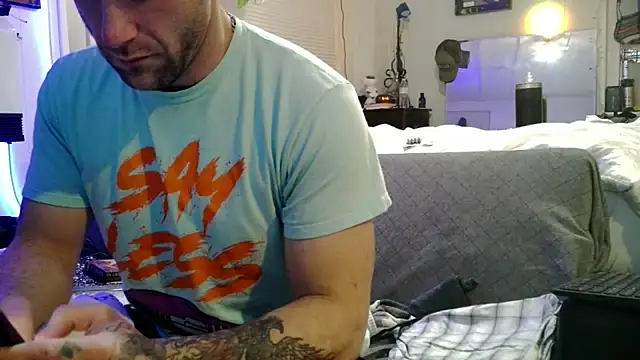 Snapshot of Luv2SuckBWC92 chatting on 11-29-25, 02:47 Luv2SuckBWC92 online show from 11-29-25, 02:47