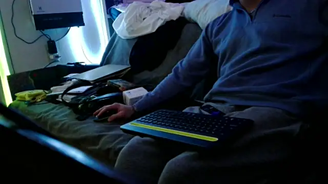 Snapshot of Luv2SuckBWC92 chatting on 12-02-25, 12:21 Luv2SuckBWC92 online show from 12-02-25, 12:21