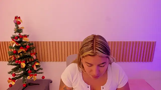 Snapshot of OliviaSweett chatting on 12-22-25, 06:38 OliviaSweett online show from 12-22-25, 06:38