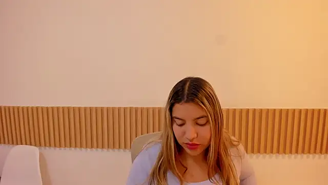 Snapshot of OliviaSweett chatting on 05-20-26, 06:58 OliviaSweett online show from 05-20-26, 06:58
