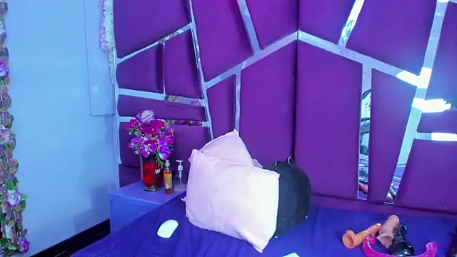 Miaa Davis  online show from 02-27-26, 02:22