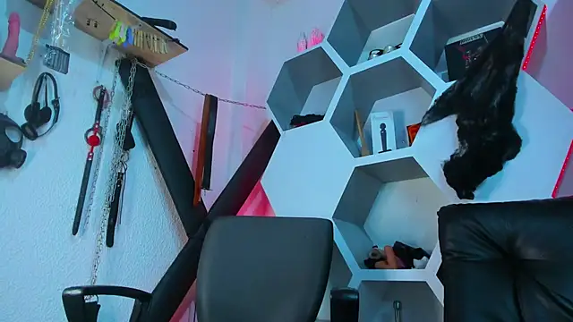 Snapshot of Madame_Deborass chatting on 10-14-25, 04:46 Madame Deborass online show from 10-14-25, 04:46