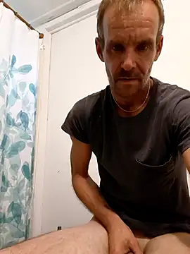 Snapshot of Hungwell1515 chatting on 11-15-25, 05:42 Hungwell1515 online show from 11-15-25, 05:42