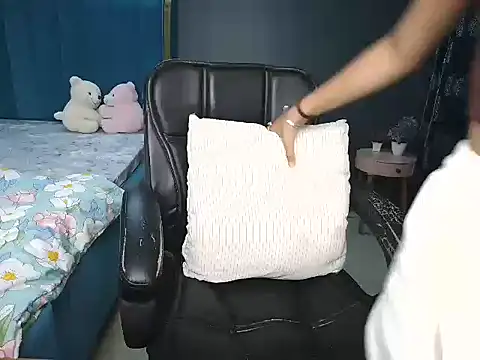Urlove lily online show from 05-27-26, 02:25