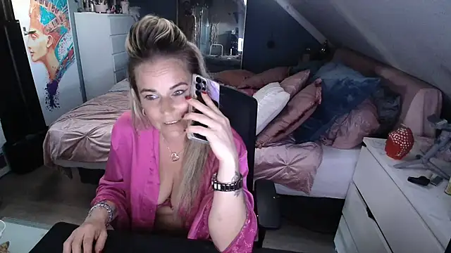 Mrs-Aurora online show from 04-23-26, 06:10