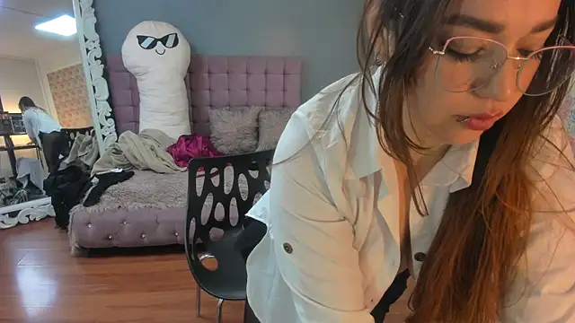 Tammy parker  online show from 11-24-25, 04:29