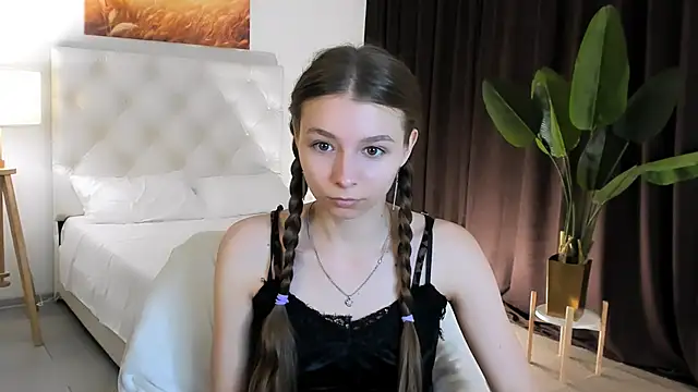 Snapshot of JulieDaniel chatting on 09-17-25, 04:14 JulieDaniel online show from 09-17-25, 04:14
