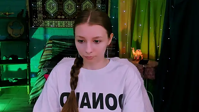 Snapshot of JulieDaniel chatting on 06-11-26, 04:21 JulieDaniel online show from 06-11-26, 04:21
