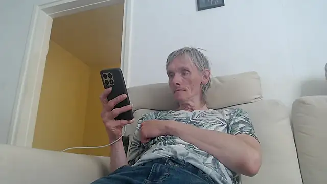 Snapshot of k74robert chatting on 11-04-25, 09:30 k74robert online show from 11-04-25, 09:30