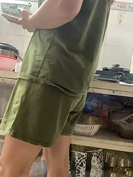 sharon-Hanna online show from 12-17-25, 05:13