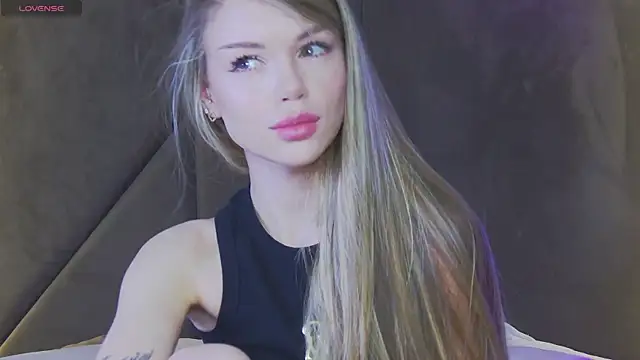 Snapshot of MarilynNova chatting on 06-13-26, 04:10 MarilynNova online show from 06-13-26, 04:10
