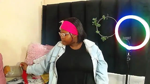 AmazingDarkDoll online show from 10-18-25, 06:08