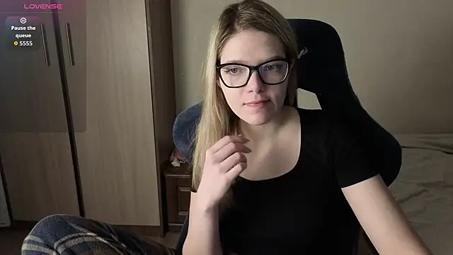 Snapshot of KatanaSVibe chatting on 12-17-25, 01:17 KatanaSVibe online show from 12-17-25, 01:17