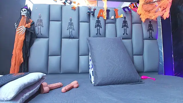 Roxana gomez online show from 10-28-25, 03:10