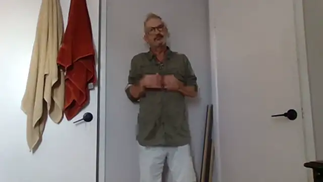 FoxnMouse online show from 10-21-25, 02:29