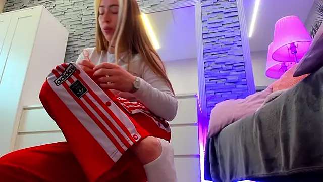 Reina Cummings online show from 04-09-26, 06:41