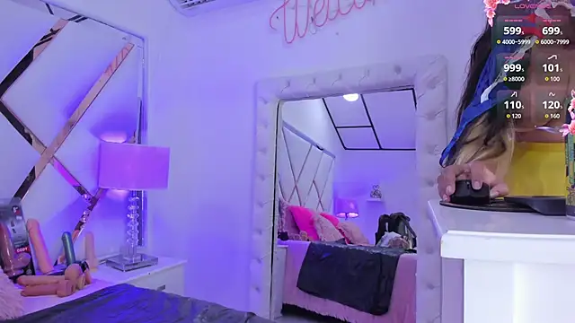 Snapshot of megann__up chatting on 10-10-25, 03:27 megann up online show from 10-10-25, 03:27