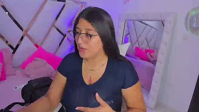 Snapshot of megann__up chatting on 10-12-25, 11:26 megann up online show from 10-12-25, 11:26