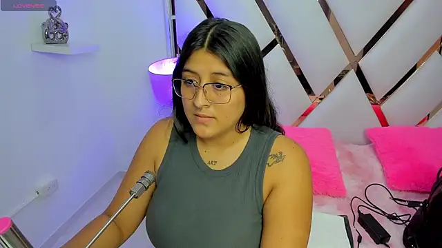 Snapshot of megann__up chatting on 11-14-25, 03:27 megann up online show from 11-14-25, 03:27