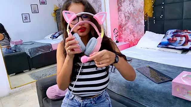 Angelique Angell online show from 12-19-25, 07:54