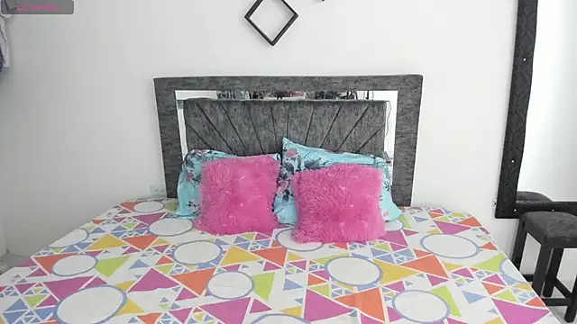 Snapshot of Laurasofia01 chatting on 11-06-25, 02:18 Laurasofia01 online show from 11-06-25, 02:18