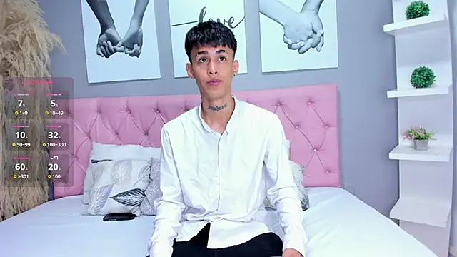 Snapshot of Thiago_twink chatting on 09-22-25, 01:02 Thiago twink online show from 09-22-25, 01:02