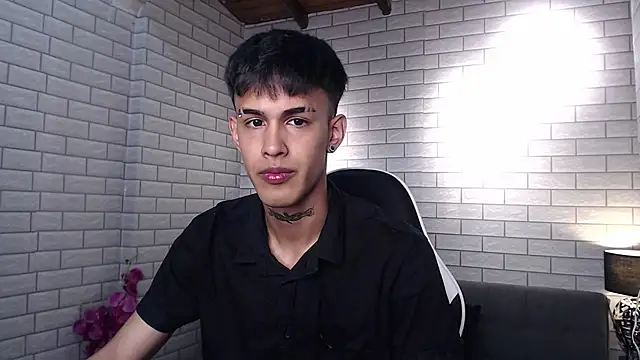 Snapshot of Thiago_twink chatting on 09-24-25, 12:19 Thiago twink online show from 09-24-25, 12:19