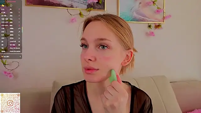Snapshot of CindyGreen chatting on 10-17-25, 06:05 CindyGreen online show from 10-17-25, 06:05
