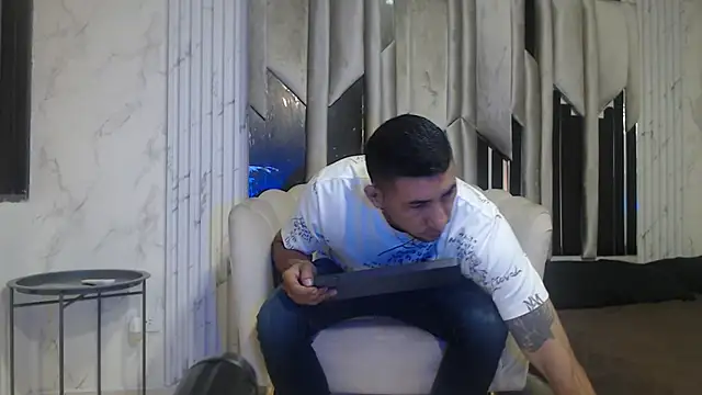 Snapshot of Morganandmegan chatting on 10-06-25, 11:18 Morganandmegan online show from 10-06-25, 11:18