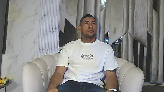 Snapshot of Morganandmegan chatting on 10-30-25, 11:11 Morganandmegan online show from 10-30-25, 11:11