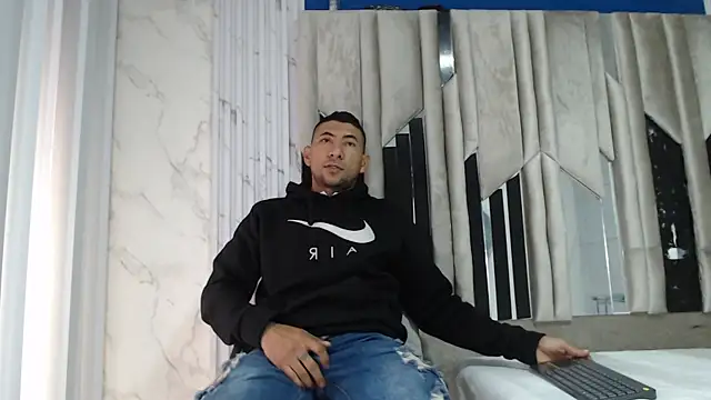 Snapshot of Morganandmegan chatting on 11-25-25, 12:05 Morganandmegan online show from 11-25-25, 12:05