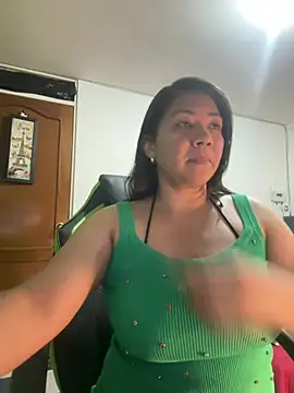 Snapshot of hiilarybrown chatting on 04-28-26, 11:32 hiilarybrown online show from 04-28-26, 11:32
